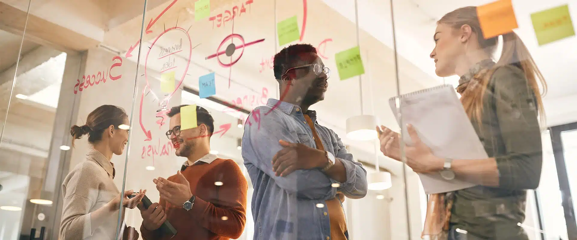 4 persone che parlano di lavoro